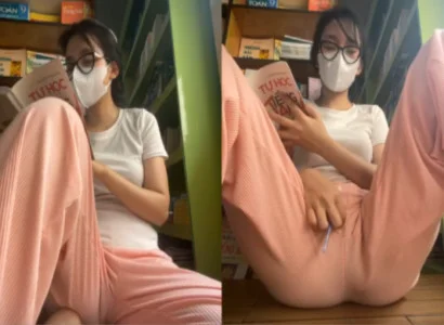 Cô gái vừa đọc sách vừa để sextoy trong lồn