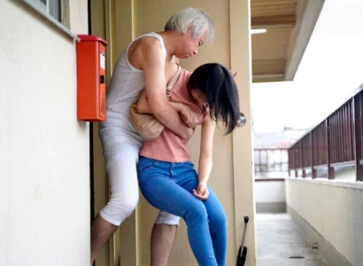Cô vợ trẻ mới cưới bị bố chồng già nện