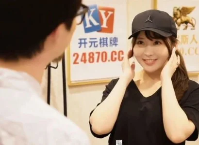 Cô nhân viên giao hàng dễ tính dễ tính khi đưa hàng