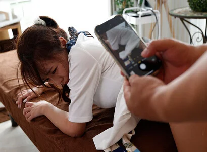 Tôi gặp em nhân viên thì đè ra hiếp