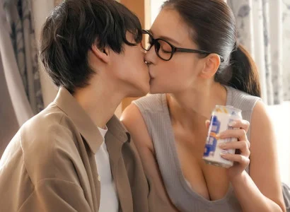Anh chàng bị bạn gái cắm sừng được chị hàng xóm chia sẻ