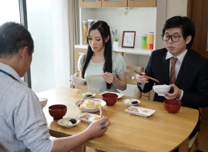 Quá nứng, con dâu banh vùng kín ra cho bố chồng nện